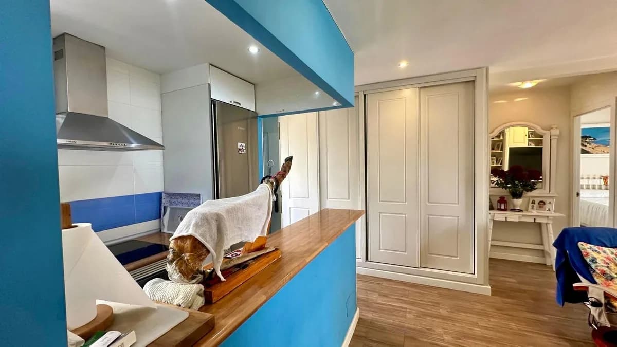 3 Bedroom Middle Floor Apartment for Sale in Fuengirola, Málaga - Image 3