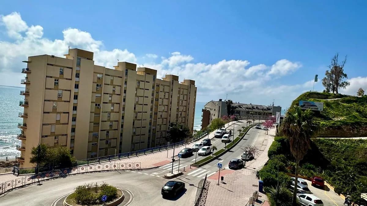 3 Bedroom Middle Floor Apartment for Sale in Fuengirola, Málaga - Image 8