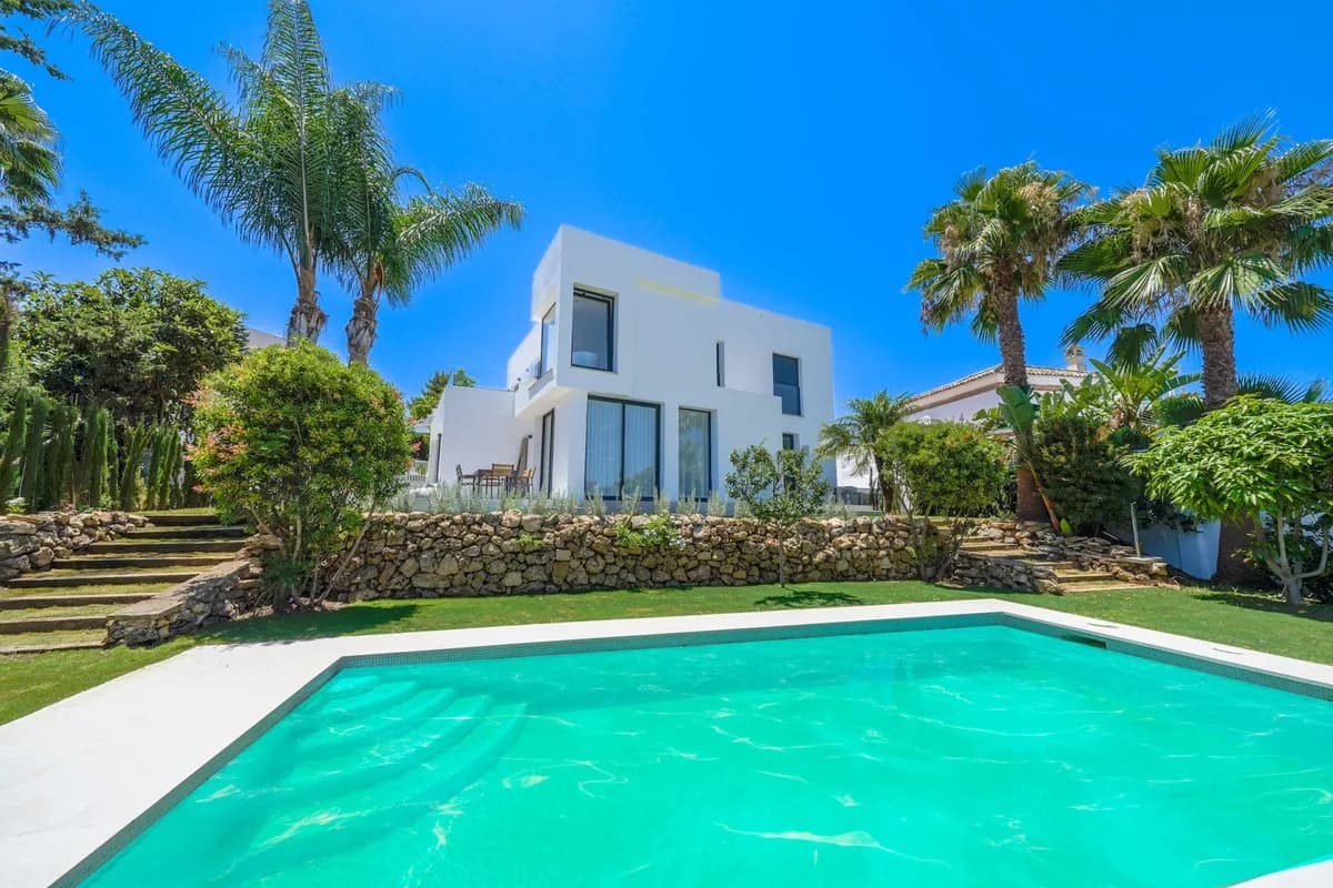 5 Bedroom Detached Villa for Sale in Nueva Andalucía, Málaga - Image 3
