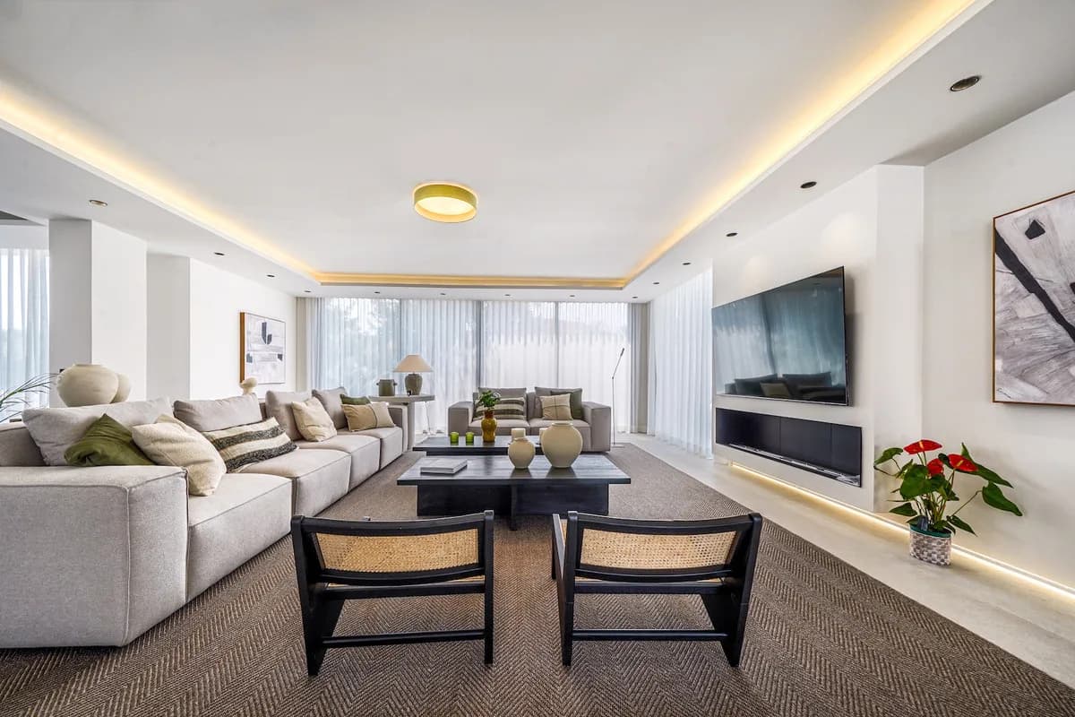 5 Bedroom Detached Villa for Sale in Nueva Andalucía, Málaga - Image 4
