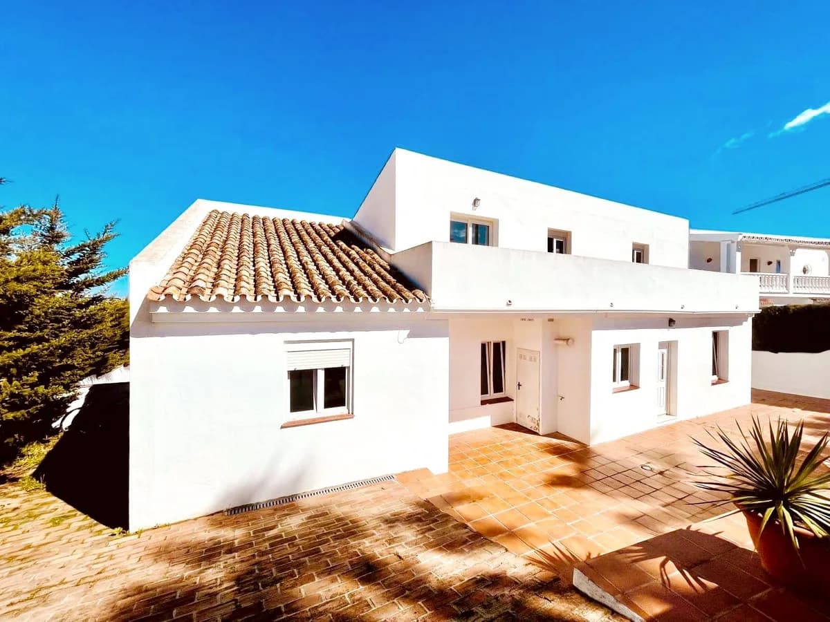 4 Bedroom Detached Villa for Sale in La Duquesa, Málaga