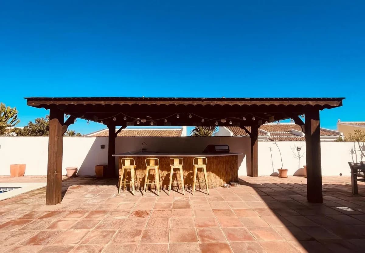 4 Bedroom Detached Villa for Sale in La Duquesa, Málaga - Image 3