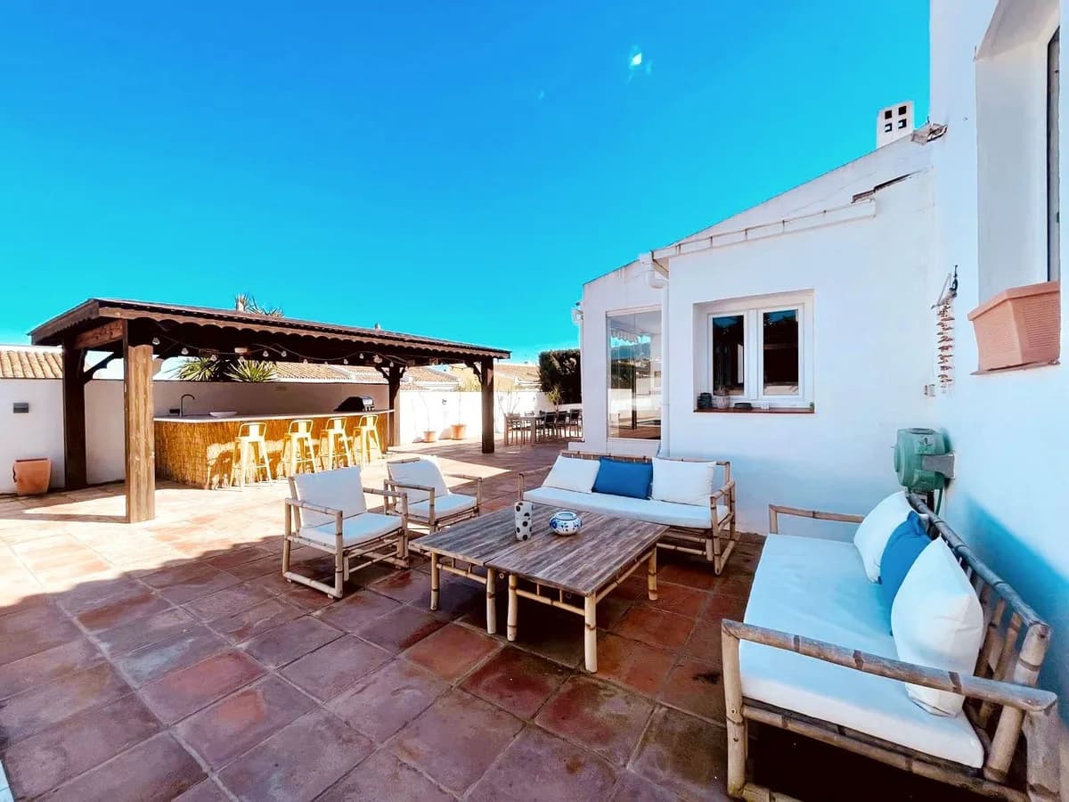 4 Bedroom Detached Villa for Sale in La Duquesa, Málaga - Image 4