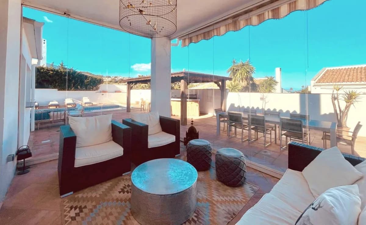 4 Bedroom Detached Villa for Sale in La Duquesa, Málaga - Image 5