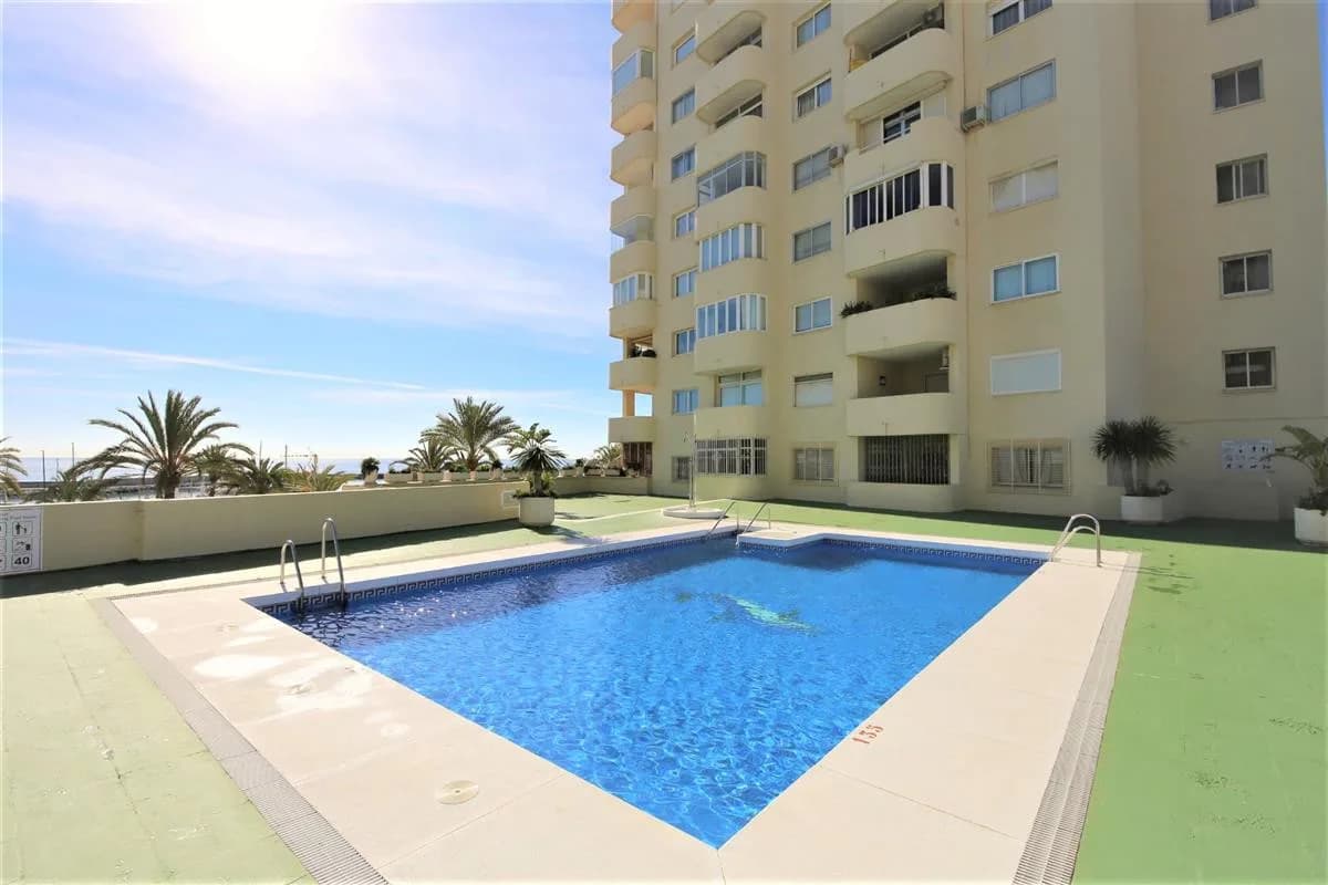 2 Bedroom Middle Floor Apartment for Sale in Estepona, Málaga - Image 2