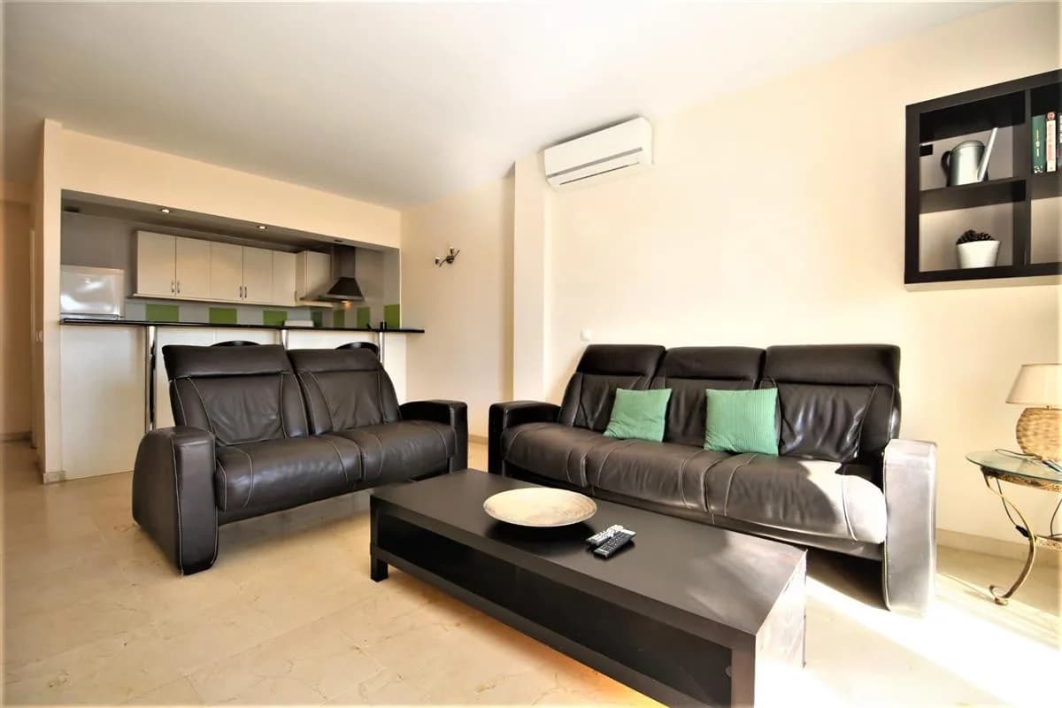 2 Bedroom Middle Floor Apartment for Sale in Estepona, Málaga - Image 8