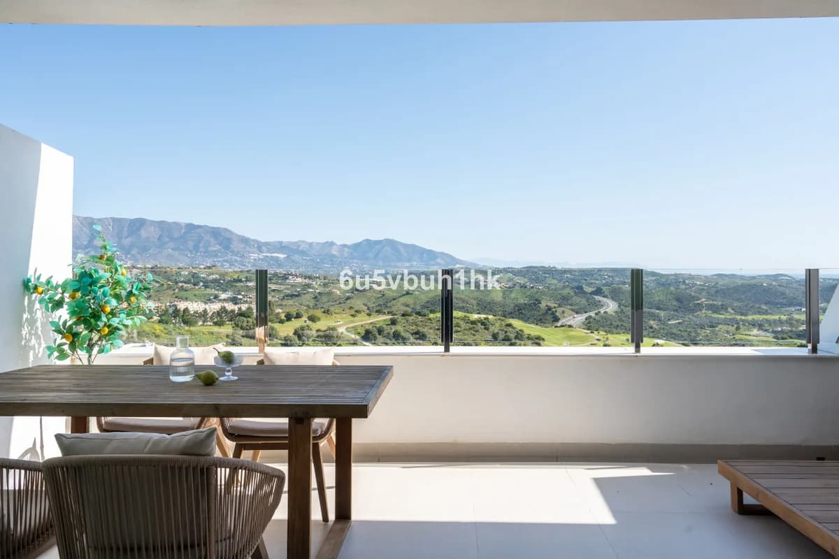 2 Bedroom Middle Floor Apartment for Sale in Calanova Golf, Málaga - Image 3