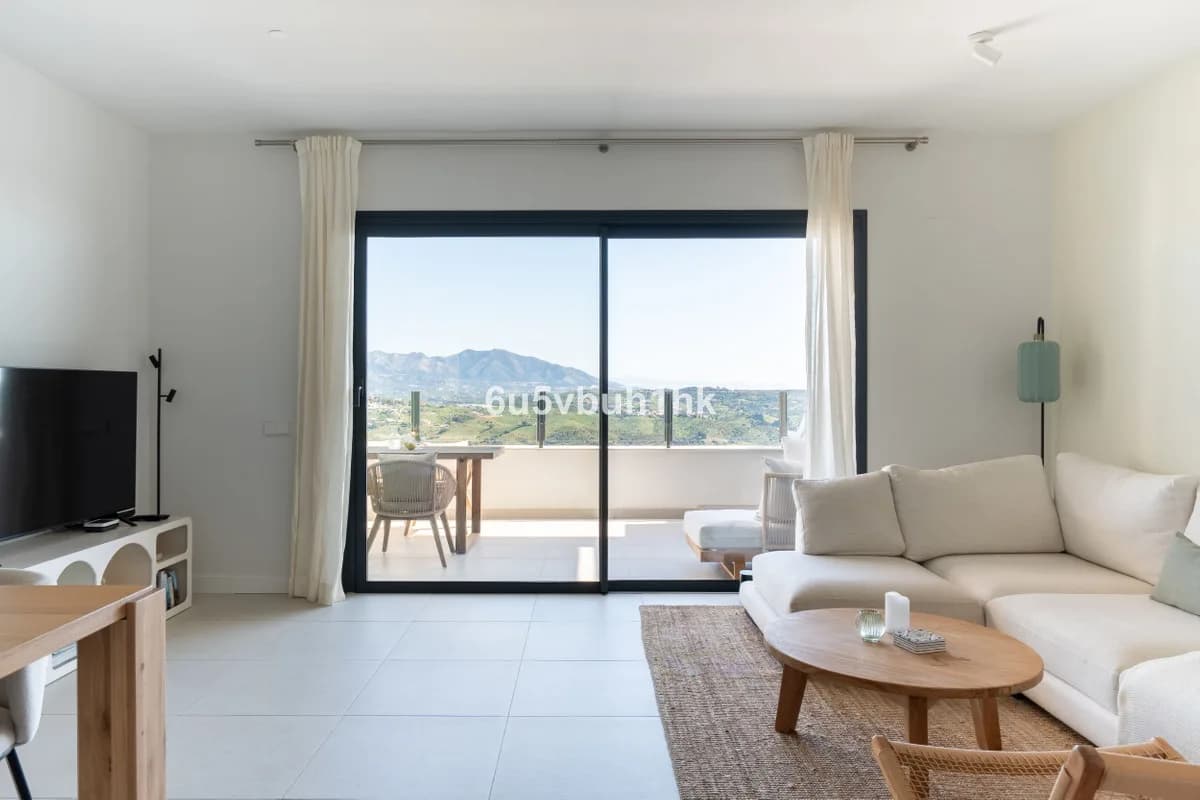 2 Bedroom Middle Floor Apartment for Sale in Calanova Golf, Málaga - Image 4