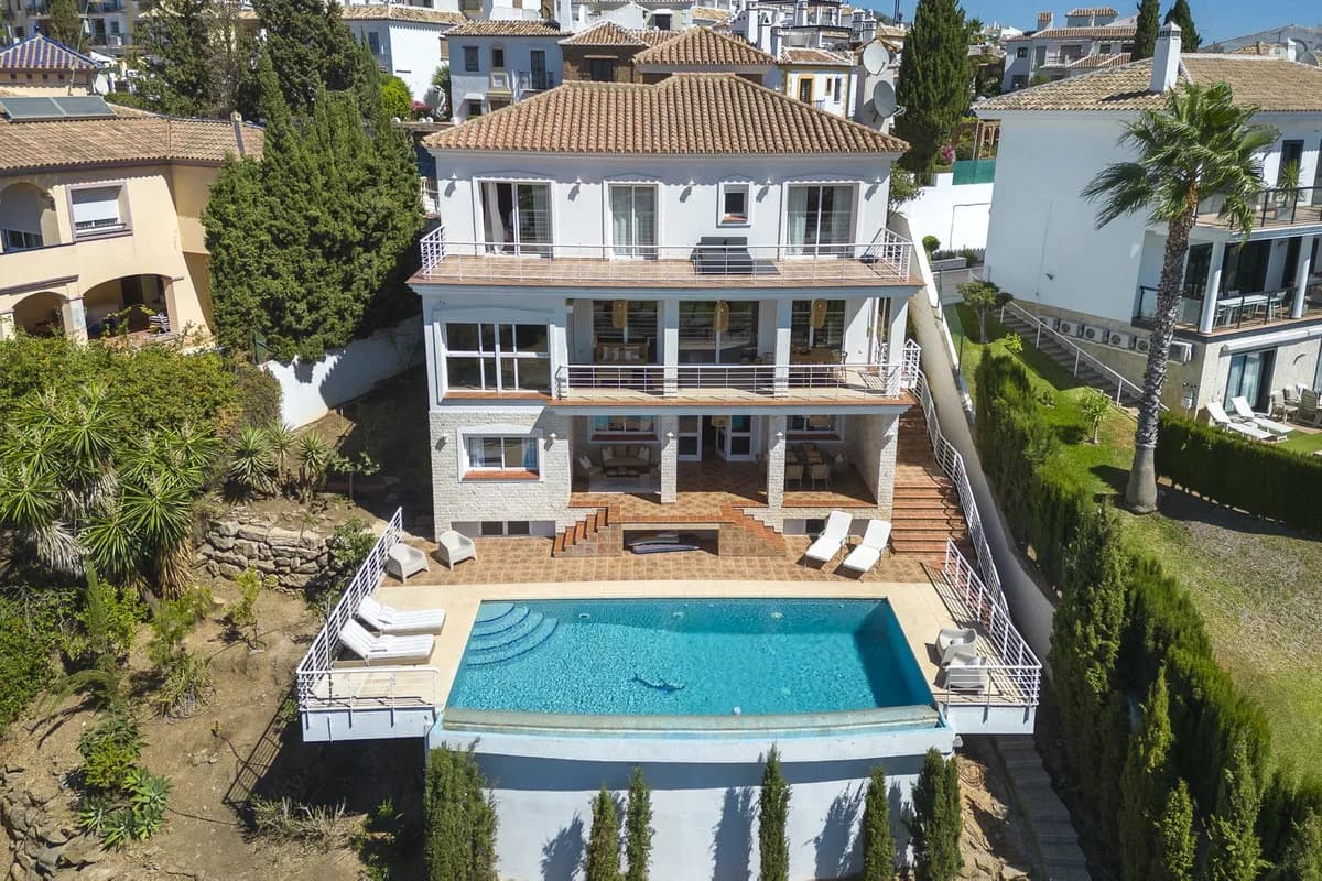 6 Bedroom Detached Villa for Sale in Mijas, Málaga - Image 2
