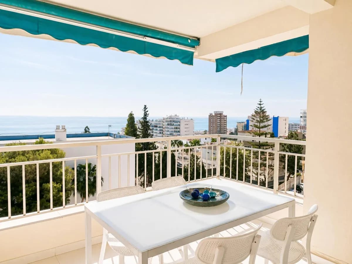 3 Bedroom Middle Floor Apartment for Sale in La Carihuela, Málaga