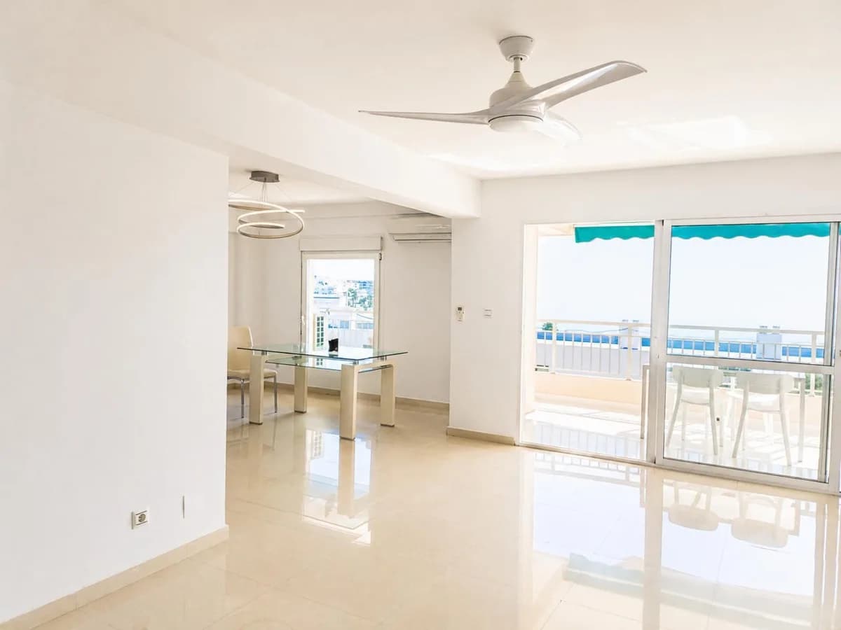 3 Bedroom Middle Floor Apartment for Sale in La Carihuela, Málaga - Image 2