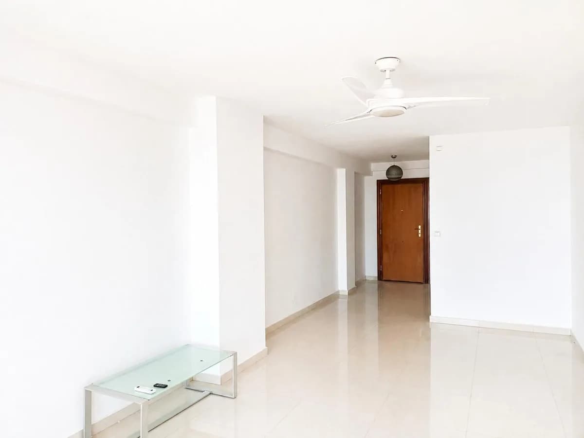 3 Bedroom Middle Floor Apartment for Sale in La Carihuela, Málaga - Image 9