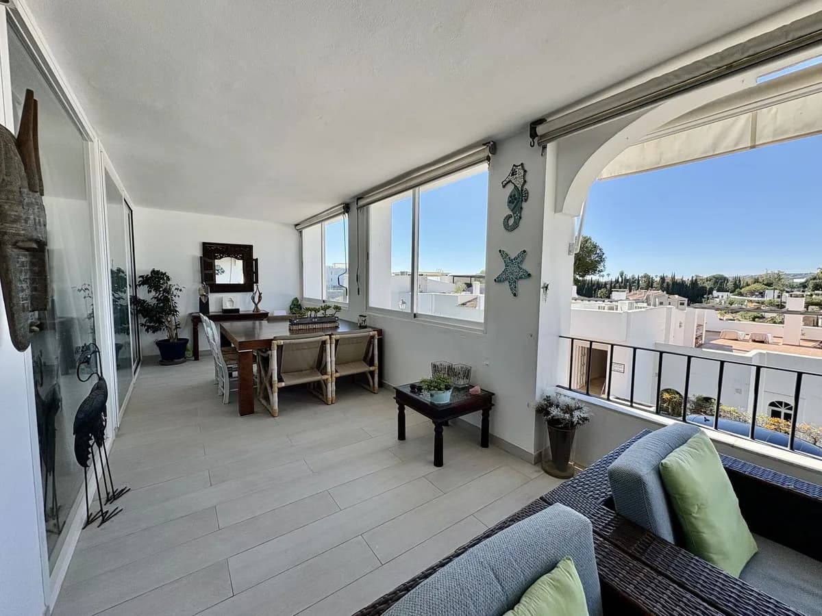 2 Bedroom Middle Floor Apartment for Sale in La Quinta, Málaga - Image 3