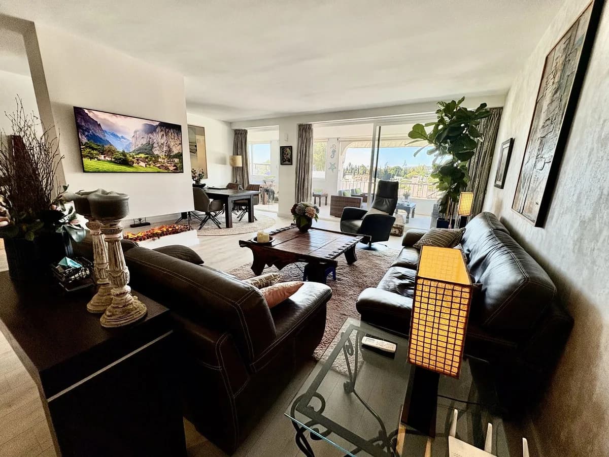 2 Bedroom Middle Floor Apartment for Sale in La Quinta, Málaga - Image 7