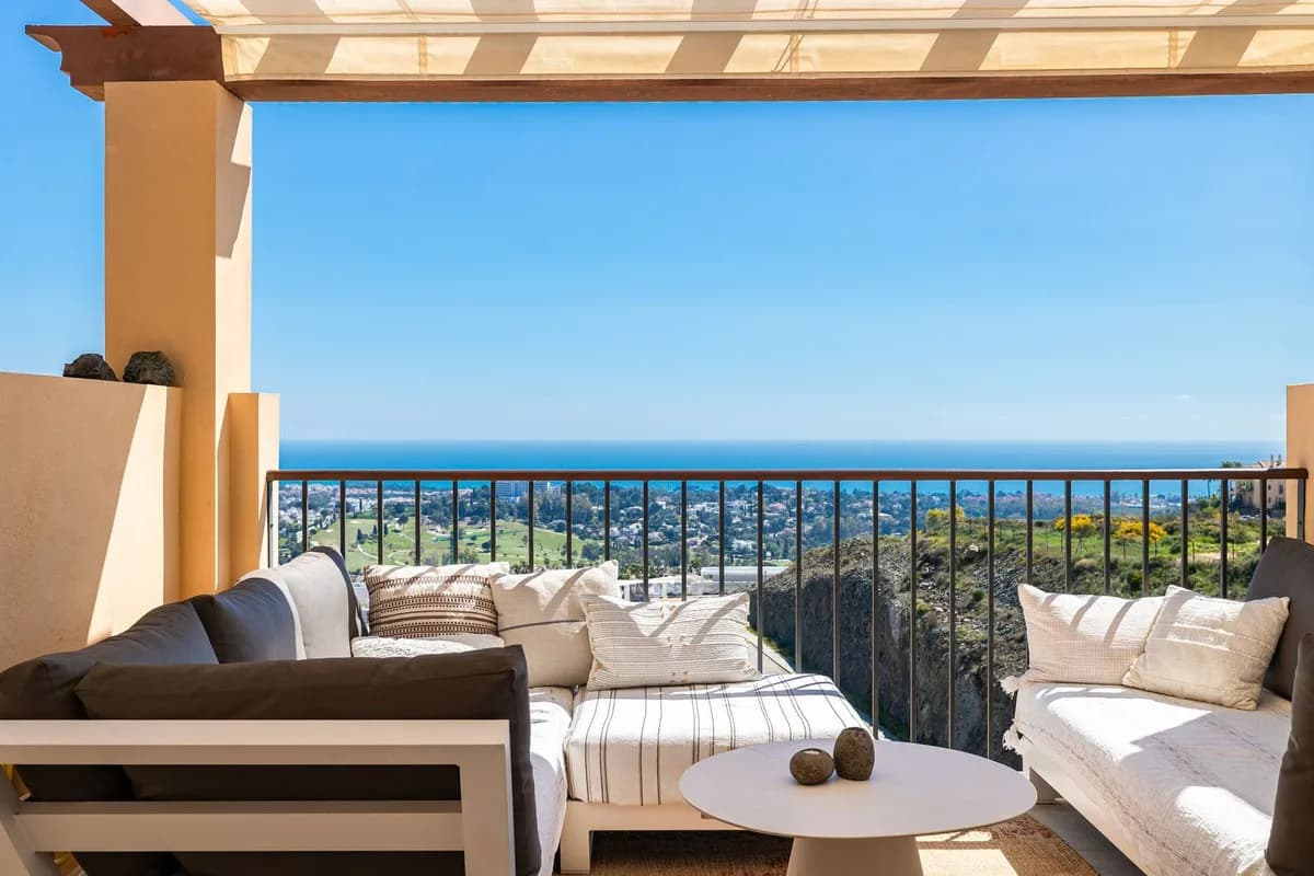 2 Bedroom Penthouse for Sale in Benahavís, Málaga - Image 2