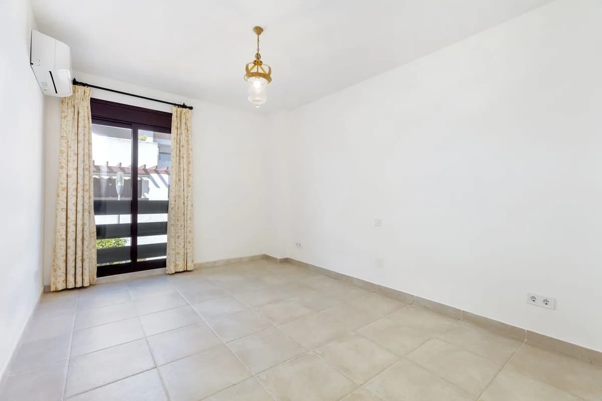 3 Bedroom Middle Floor Apartment for Sale in Nueva Andalucía, Málaga - Image 5