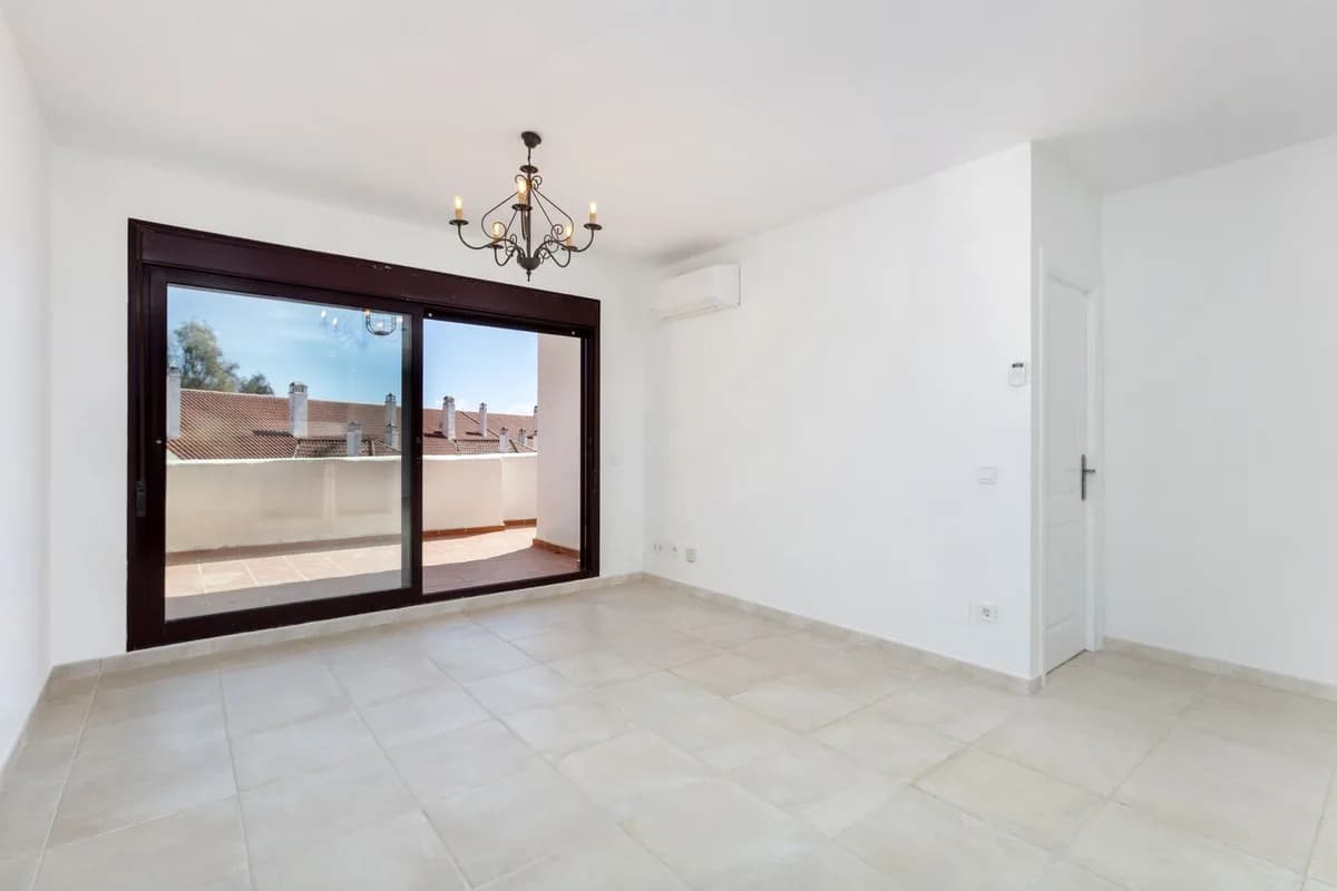 3 Bedroom Middle Floor Apartment for Sale in Nueva Andalucía, Málaga - Image 6