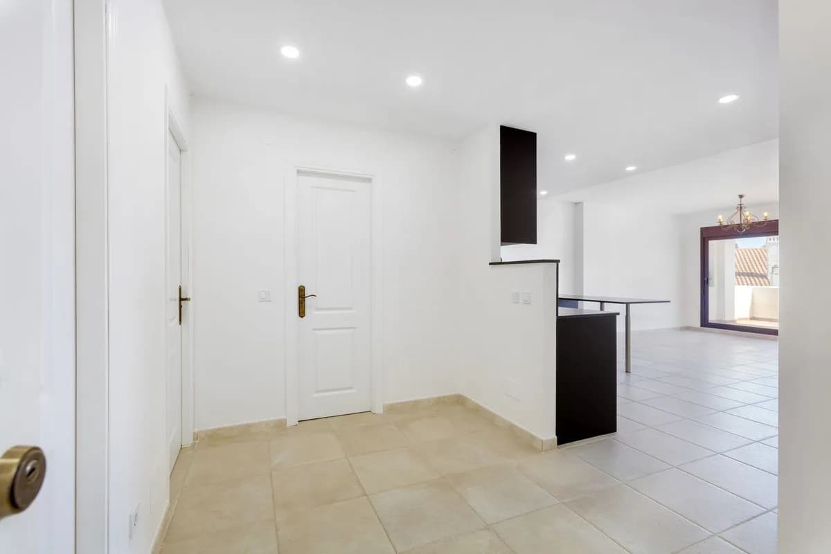 3 Bedroom Middle Floor Apartment for Sale in Nueva Andalucía, Málaga - Image 8