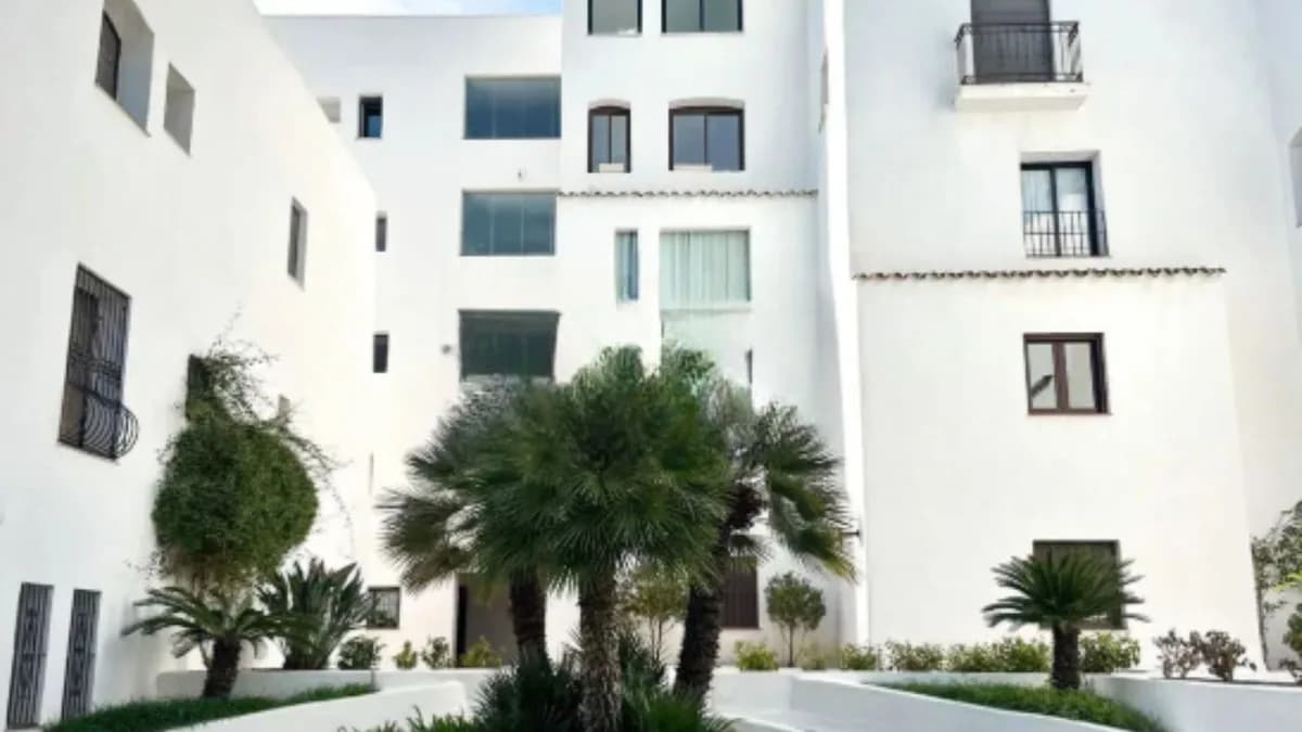 2 Bedroom Middle Floor Apartment for Sale in Marbella, Málaga