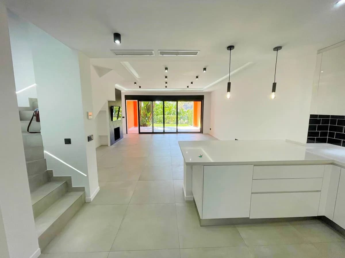 3 Bedroom Townhouse for Sale in El Paraiso, Málaga - Image 5