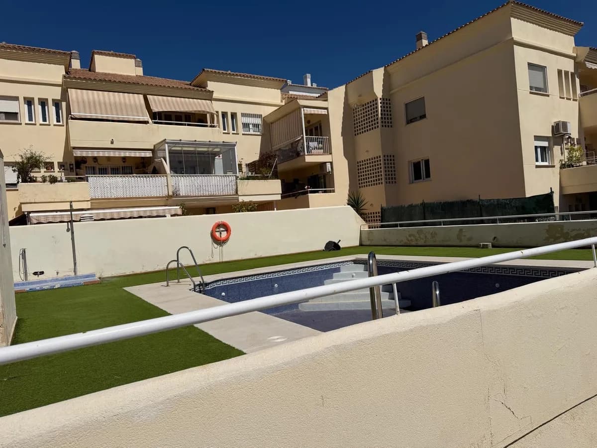 2 Bedroom Middle Floor Apartment for Sale in Torreblanca, Málaga - Image 2
