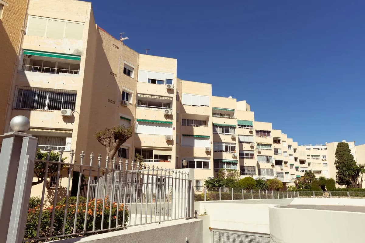 2 Bedroom Middle Floor Apartment for Sale in Fuengirola, Málaga - Image 5