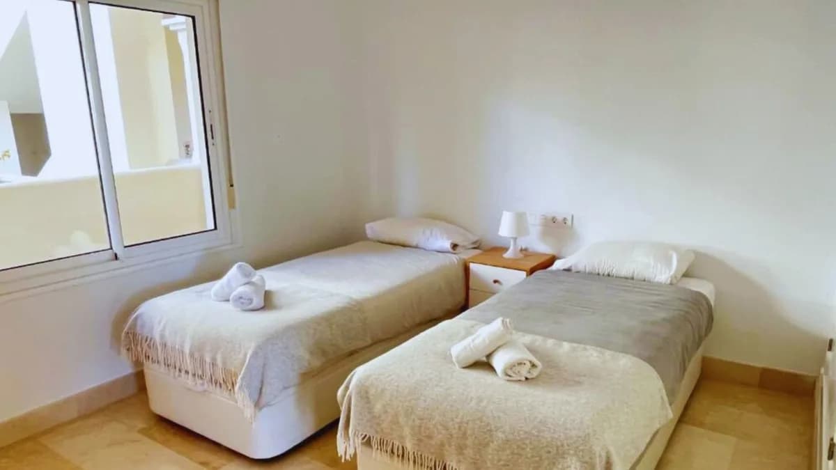 2 Bedroom Middle Floor Apartment for Sale in Aloha, Málaga - Image 8