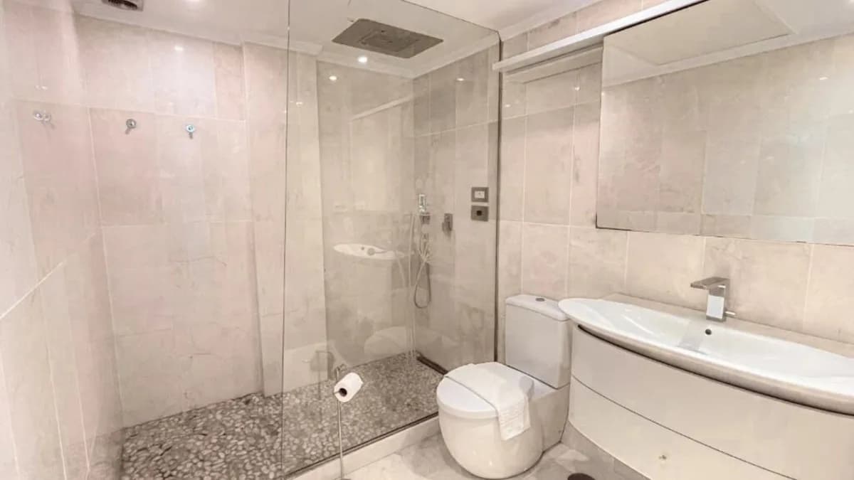 2 Bedroom Middle Floor Apartment for Sale in Aloha, Málaga - Image 9