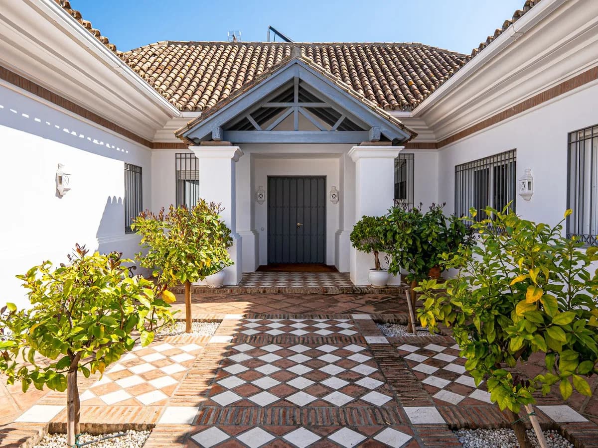 7 Bedroom Detached Villa for Sale in Aloha, Málaga - Image 6