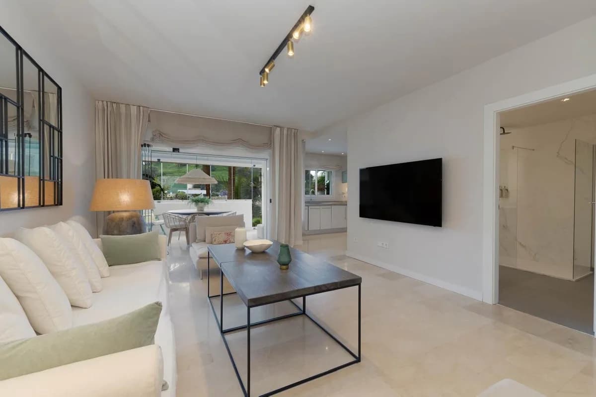 2 Bedroom Ground Floor Apartment for Sale in Fuengirola, Málaga - Image 3