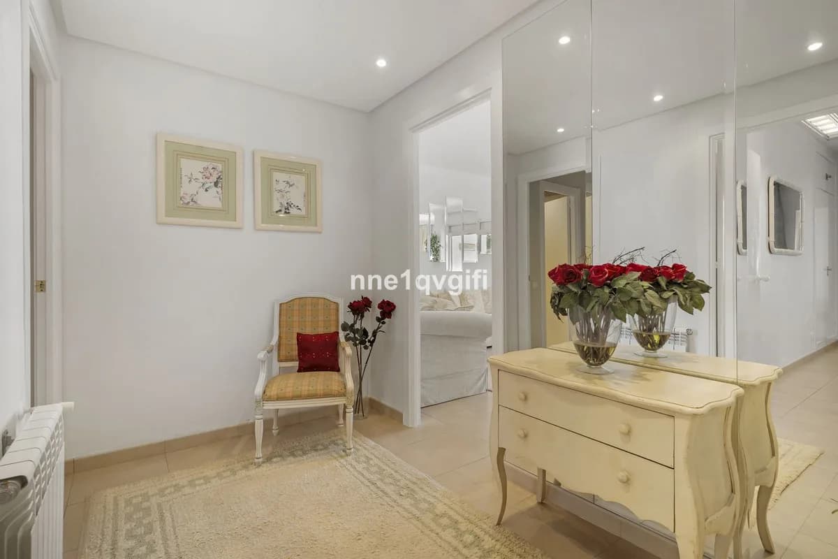 2 Bedroom Middle Floor Apartment for Sale in Nagüeles, Málaga - Image 7