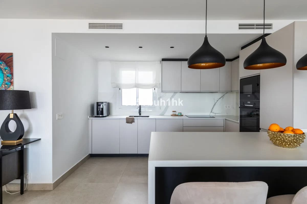 3 Bedroom Middle Floor Apartment for Sale in Torrequebrada, Málaga - Image 5