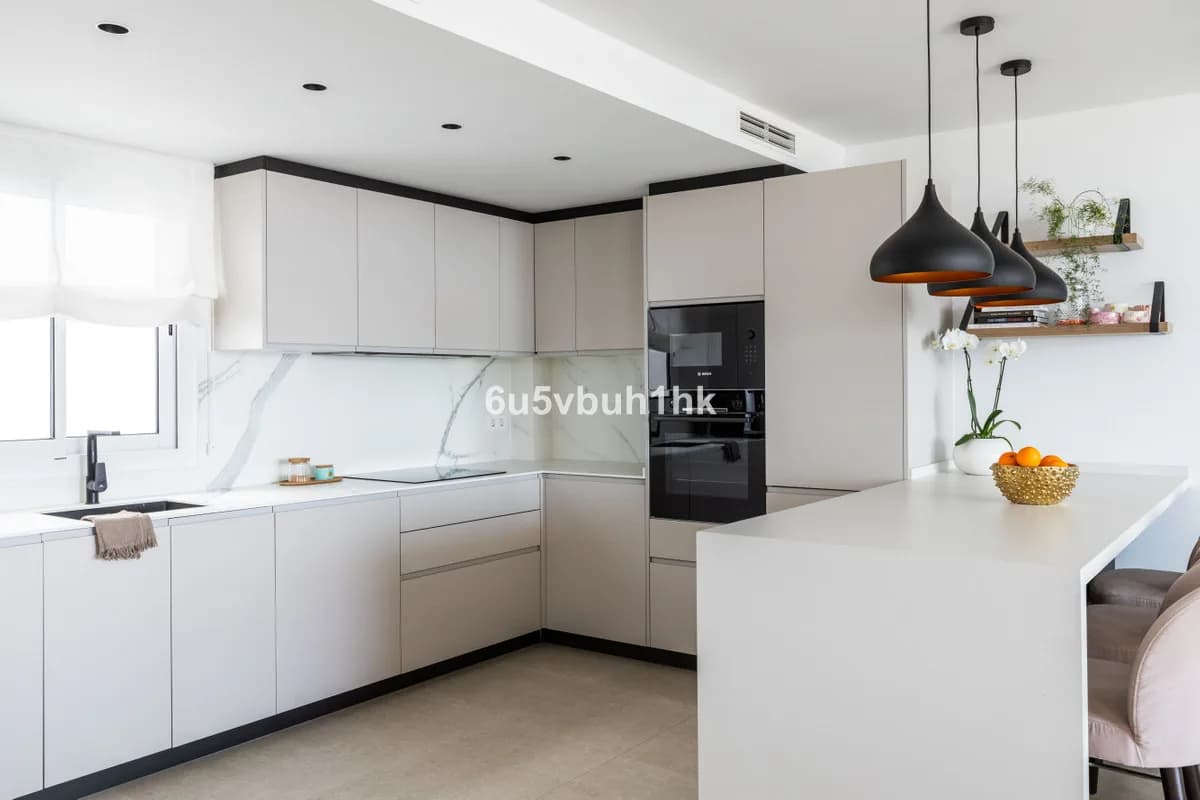 3 Bedroom Middle Floor Apartment for Sale in Torrequebrada, Málaga - Image 6