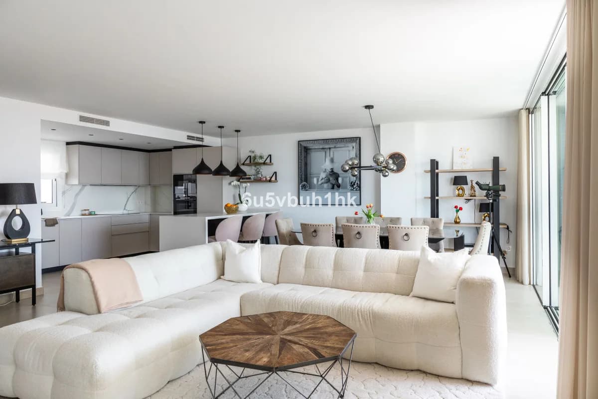 3 Bedroom Middle Floor Apartment for Sale in Torrequebrada, Málaga - Image 7