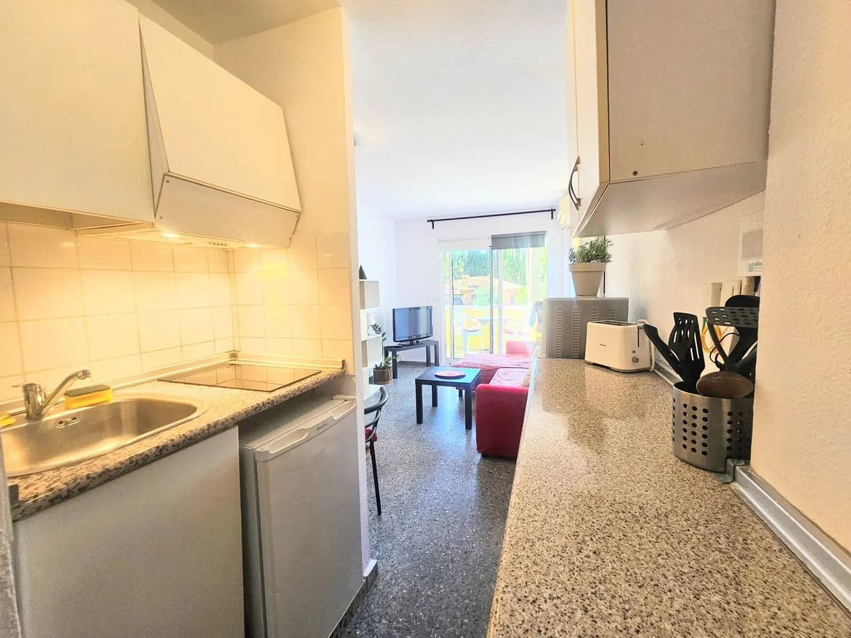 1 Bedroom Middle Floor Apartment for Sale in Artola, Málaga - Image 4