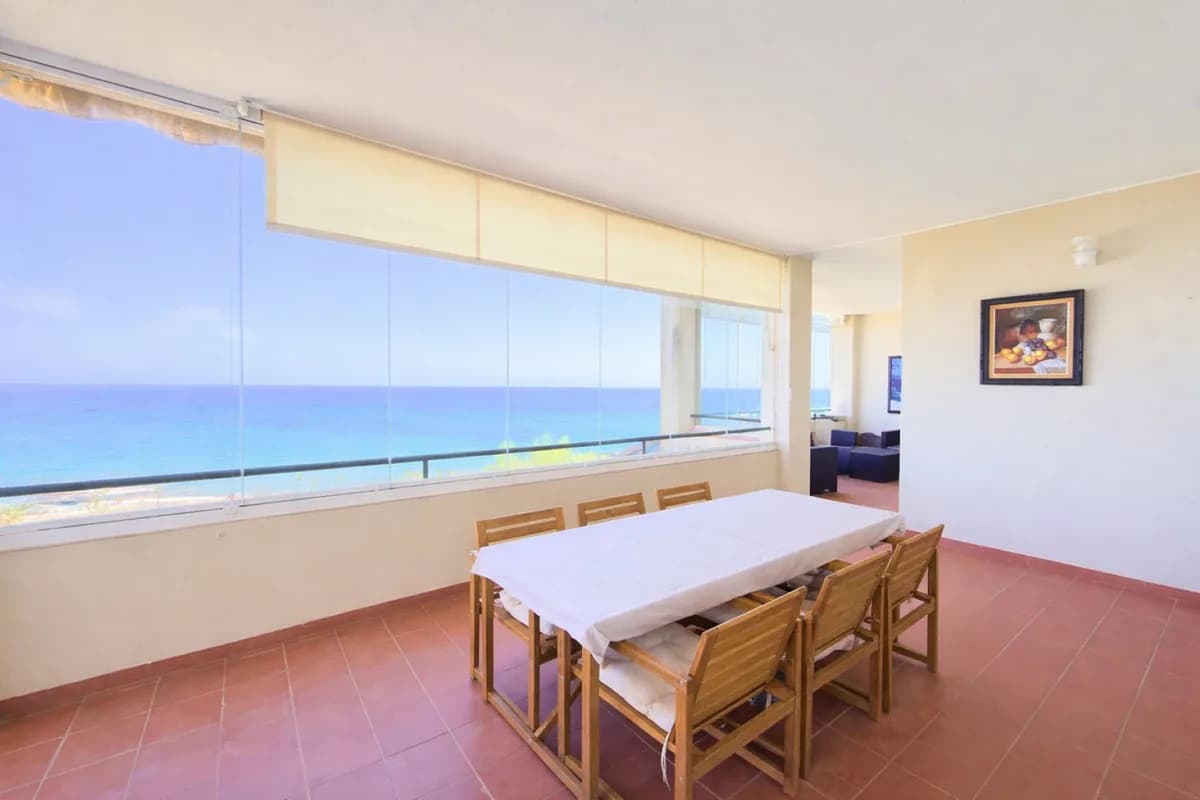 3 Bedroom Middle Floor Apartment for Sale in La Duquesa, Málaga - Image 2