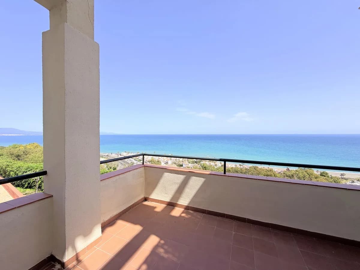 3 Bedroom Middle Floor Apartment for Sale in La Duquesa, Málaga - Image 3