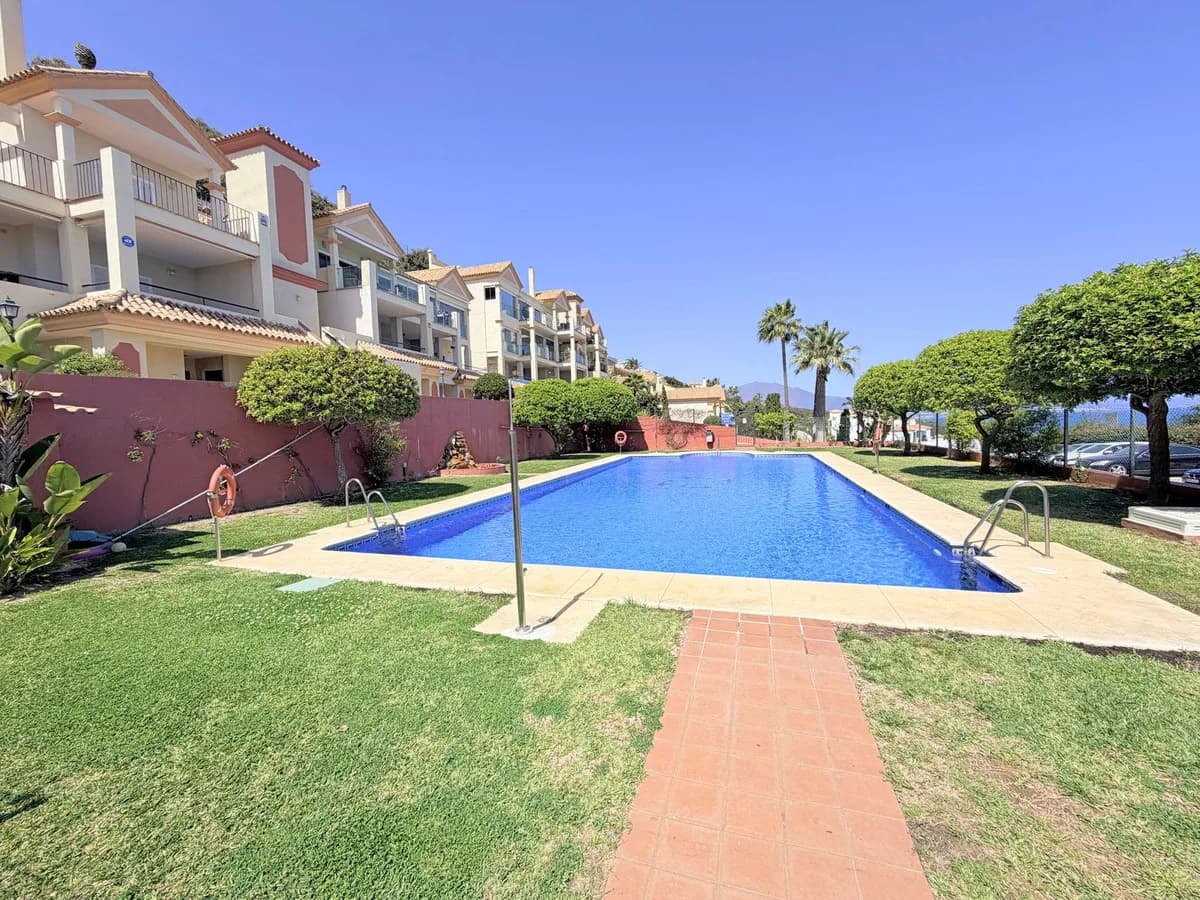 3 Bedroom Middle Floor Apartment for Sale in La Duquesa, Málaga - Image 6