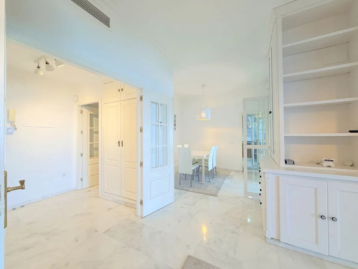 3 Bedroom Middle Floor Apartment for Sale in La Duquesa, Málaga - Image 9