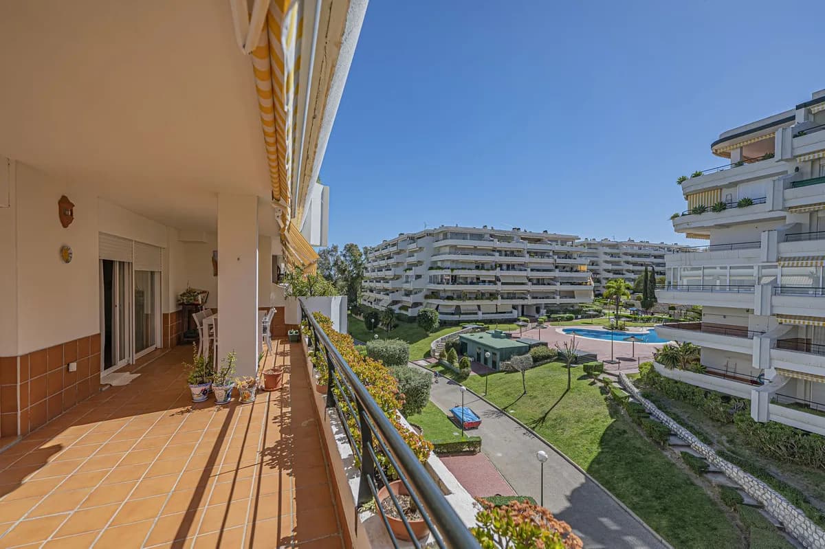 3 Bedroom Middle Floor Apartment for Sale in Guadalmina Alta, Málaga - Image 2