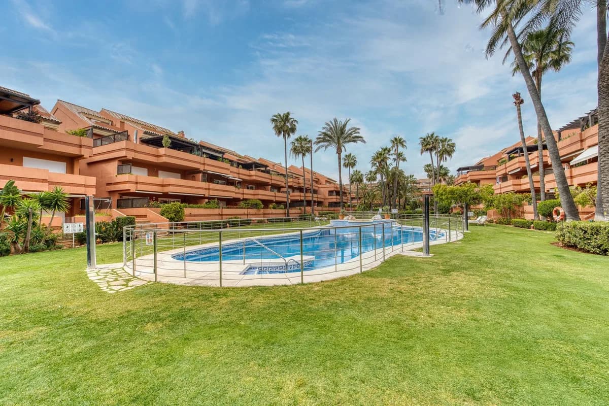 2 Bedroom Ground Floor Apartment for Sale in Marbella, Málaga
