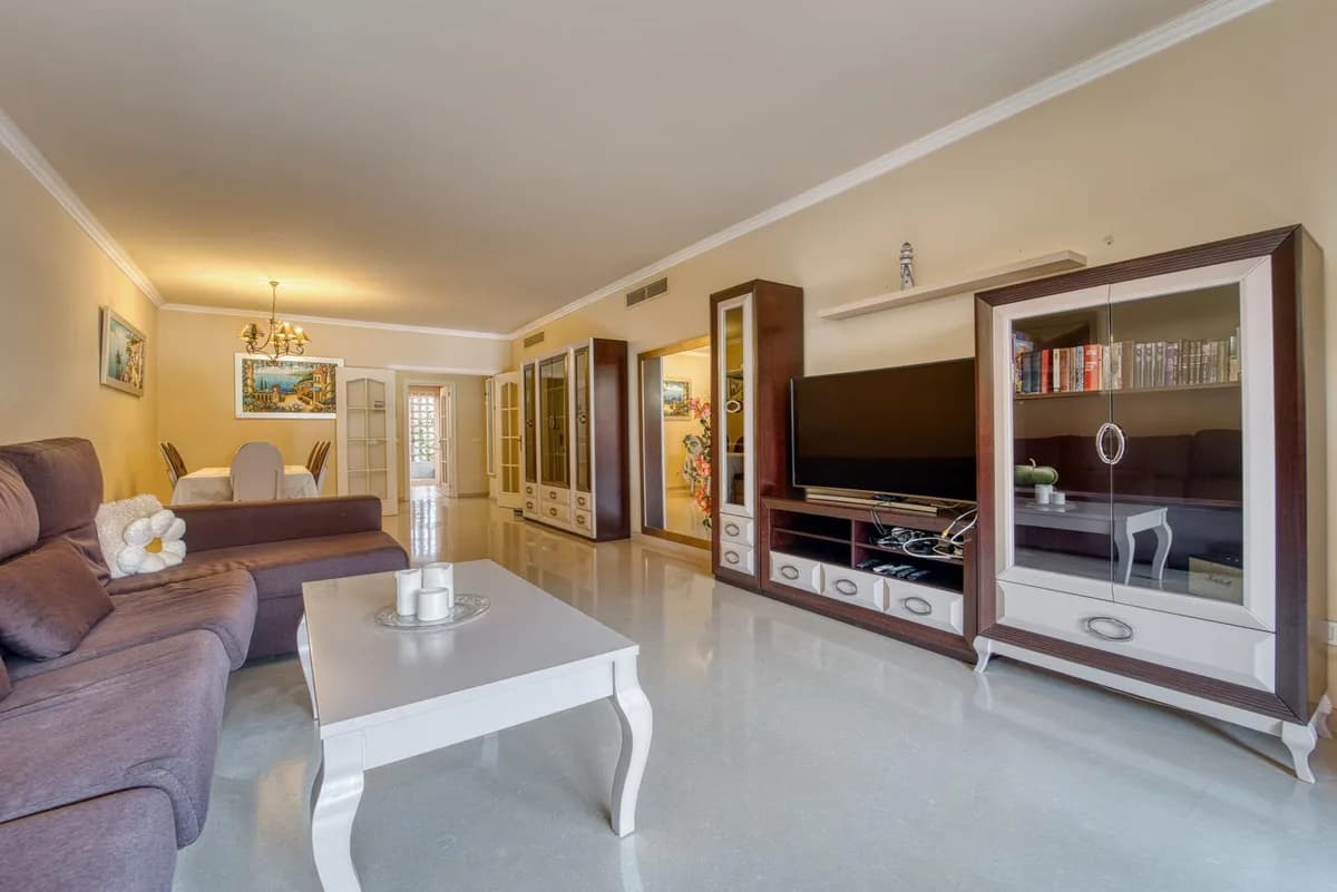 2 Bedroom Ground Floor Apartment for Sale in Marbella, Málaga - Image 3