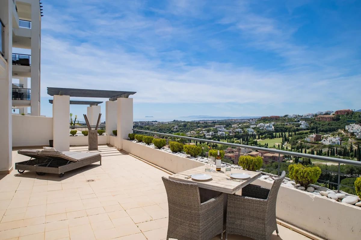 3 Bedroom Middle Floor Apartment for Sale in Benahavís, Málaga