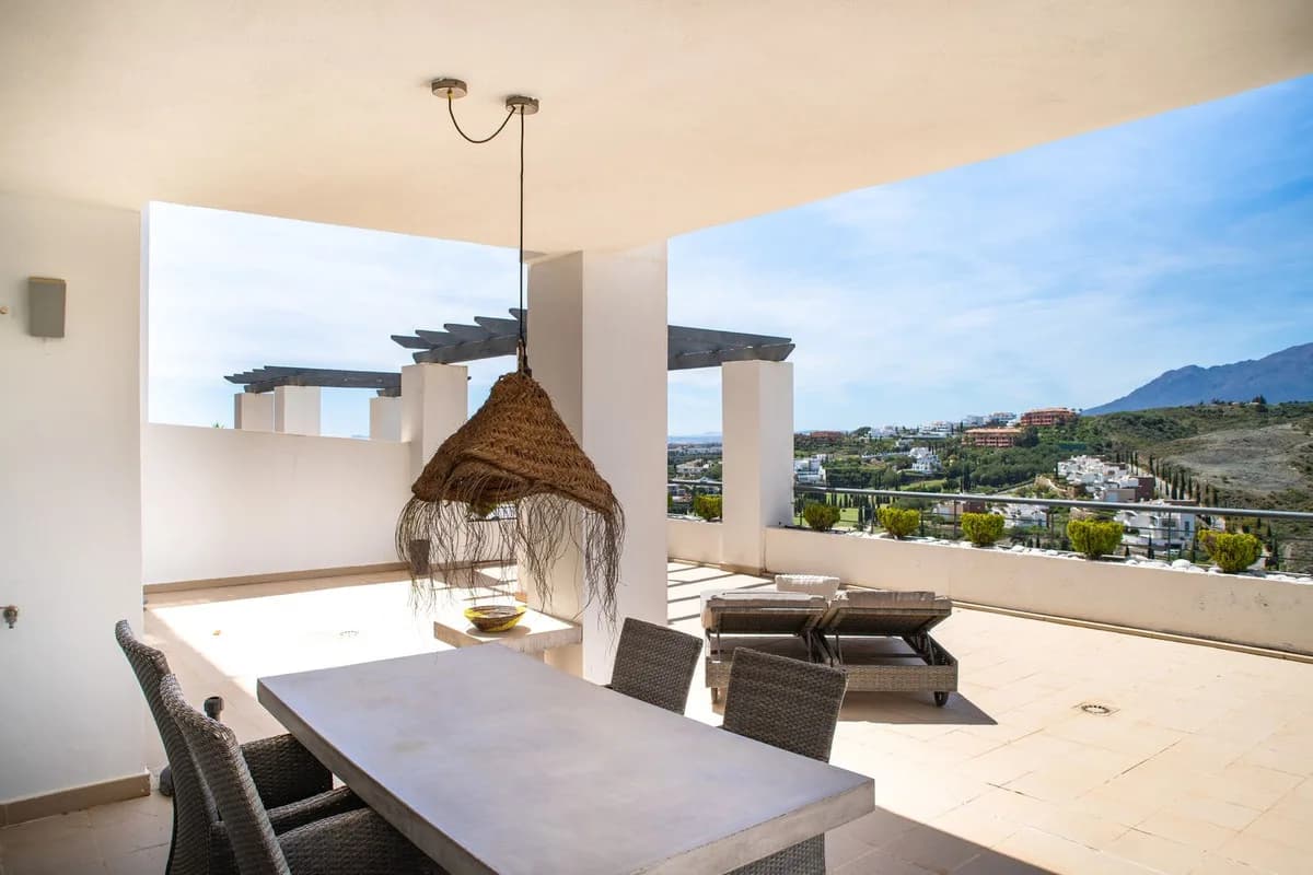 3 Bedroom Middle Floor Apartment for Sale in Benahavís, Málaga - Image 5