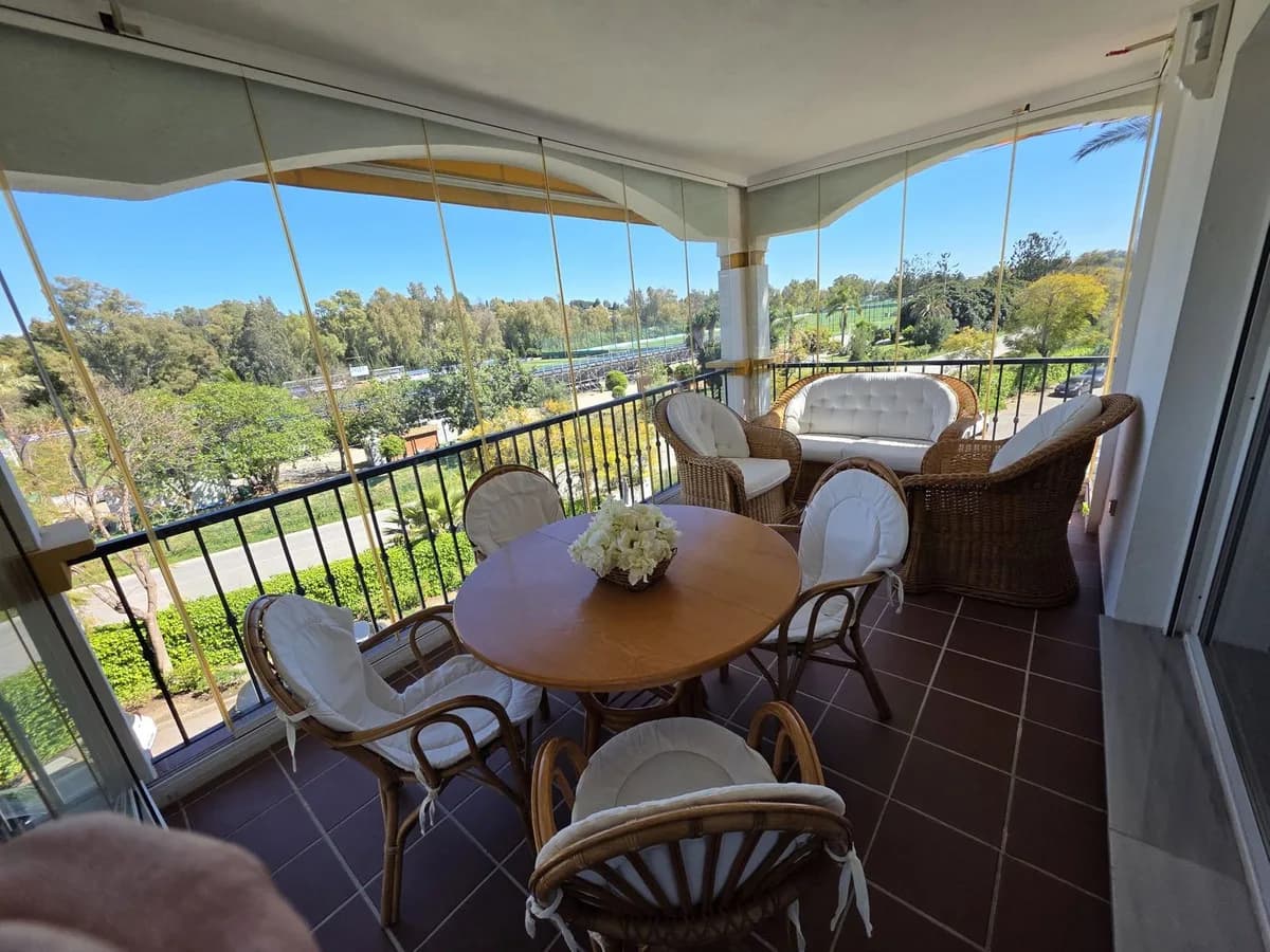 3 Bedroom Middle Floor Apartment for Sale in Nueva Andalucía, Málaga - Image 2