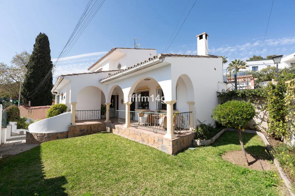 4 Bedroom Detached Villa for Sale in La Campana, Málaga