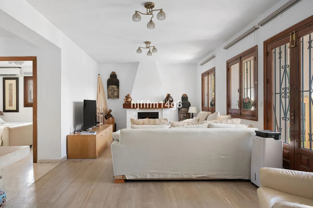 4 Bedroom Detached Villa for Sale in La Campana, Málaga - Image 6