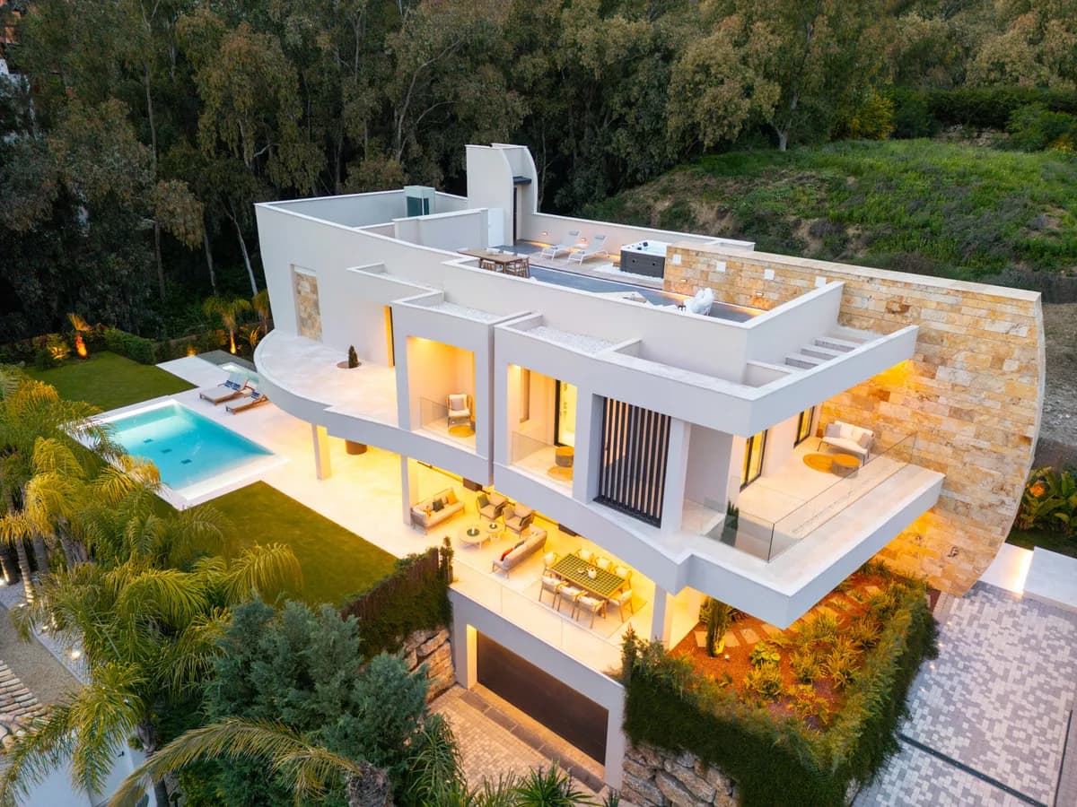 5 Bedroom Detached Villa for Sale in Nueva Andalucía, Málaga