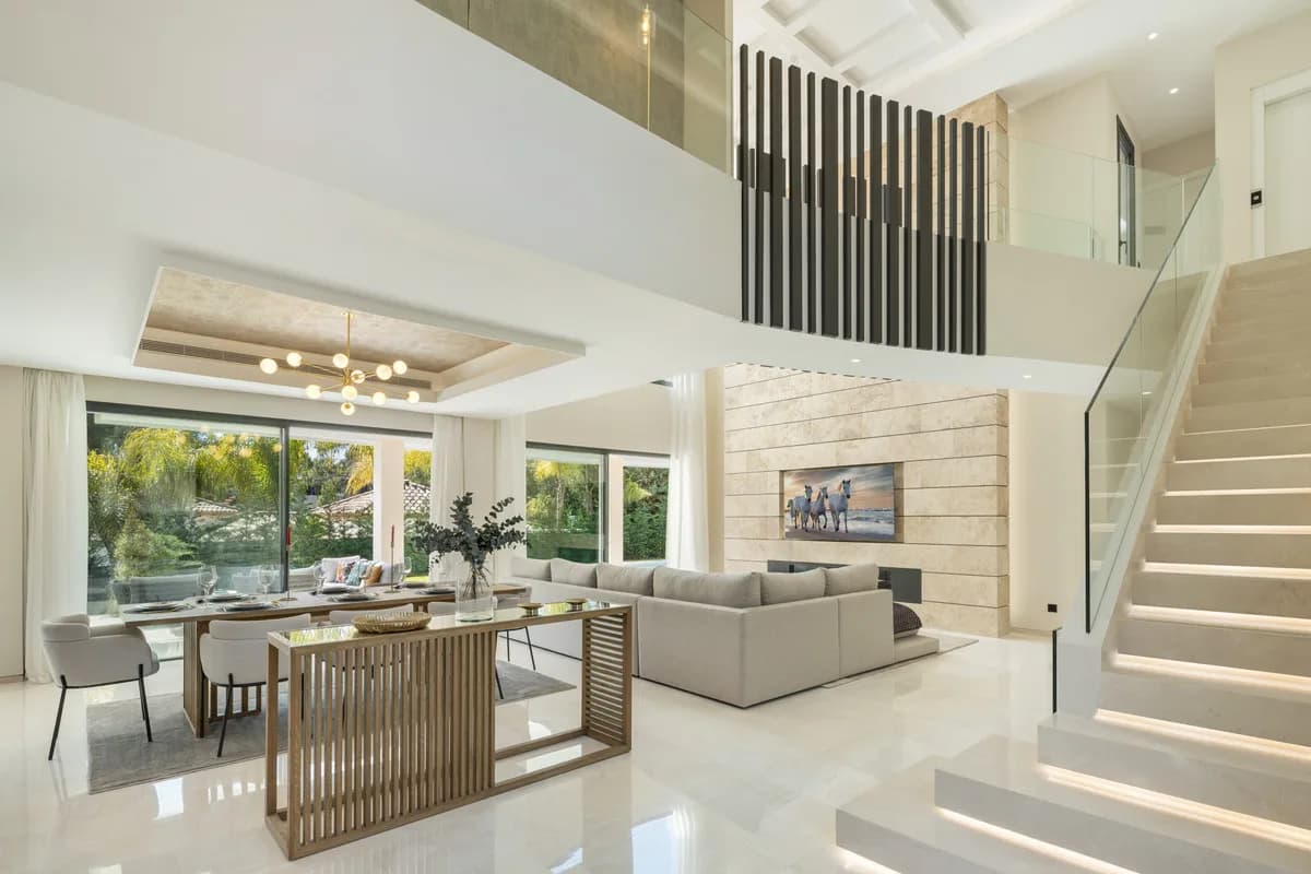 5 Bedroom Detached Villa for Sale in Nueva Andalucía, Málaga - Image 3