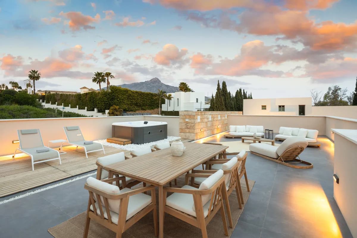5 Bedroom Detached Villa for Sale in Nueva Andalucía, Málaga - Image 5